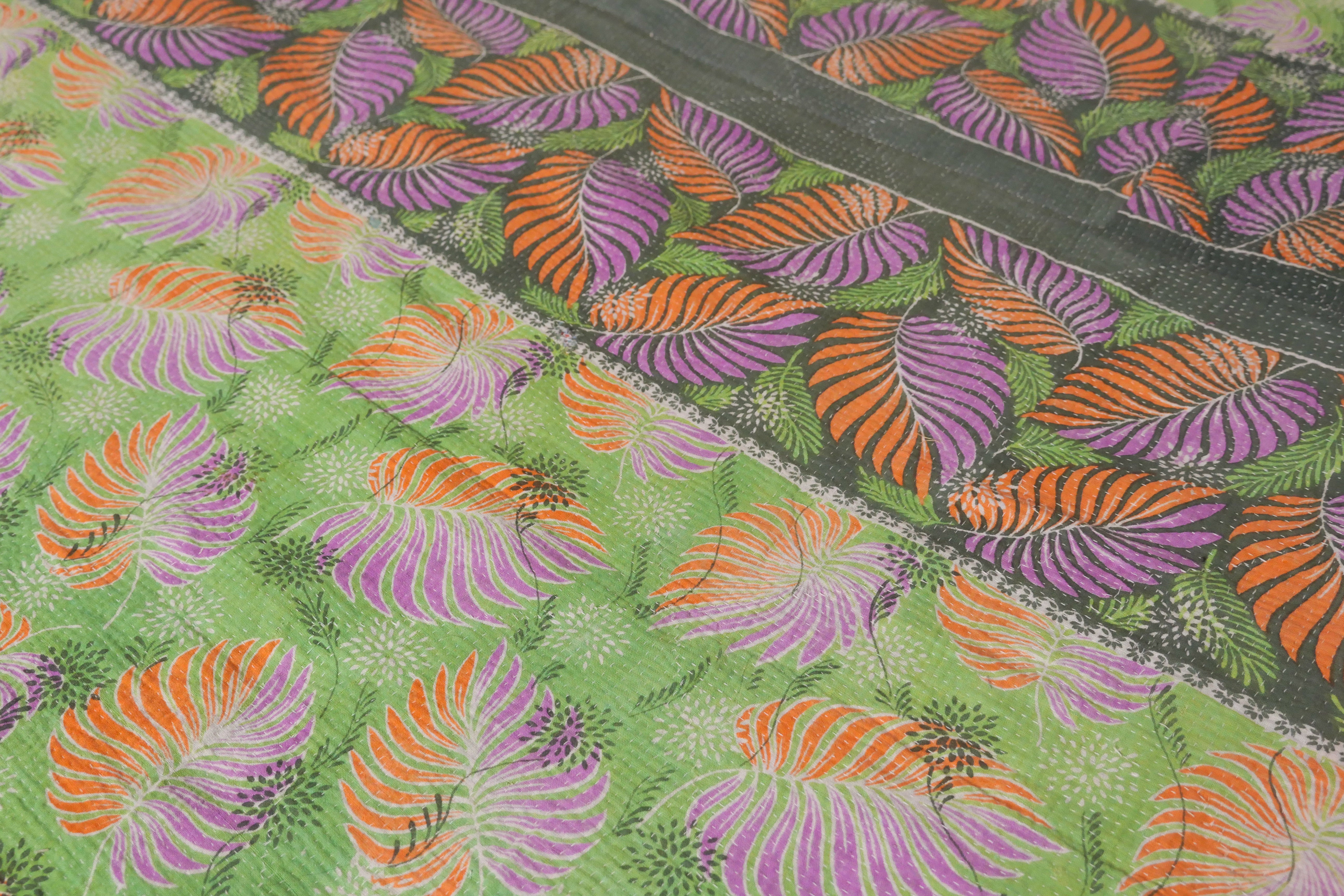 Kantha sari couvre-lit  No.2 "Fluo Areca",  coton recyclé brodé à la main Image secondaire du produit