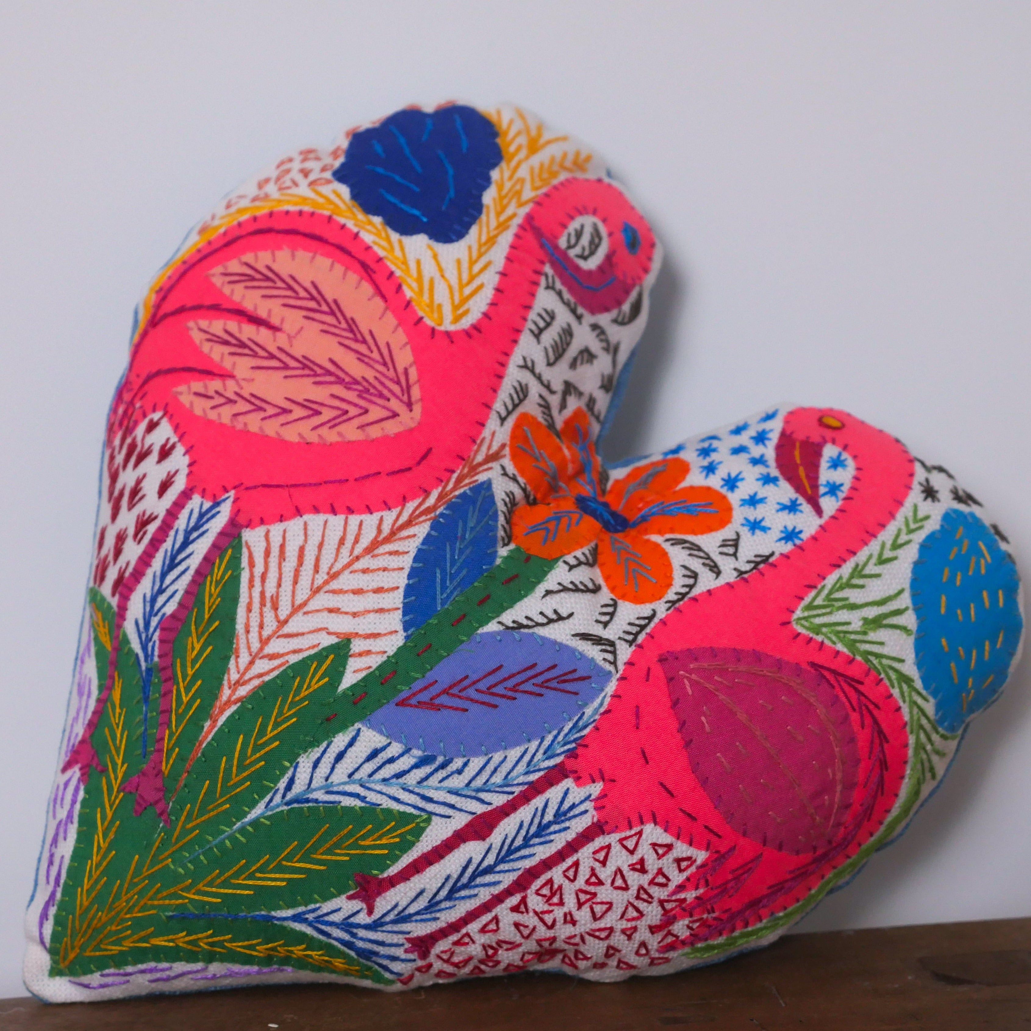 Coussin coeur brodé main en Afrique du Sud