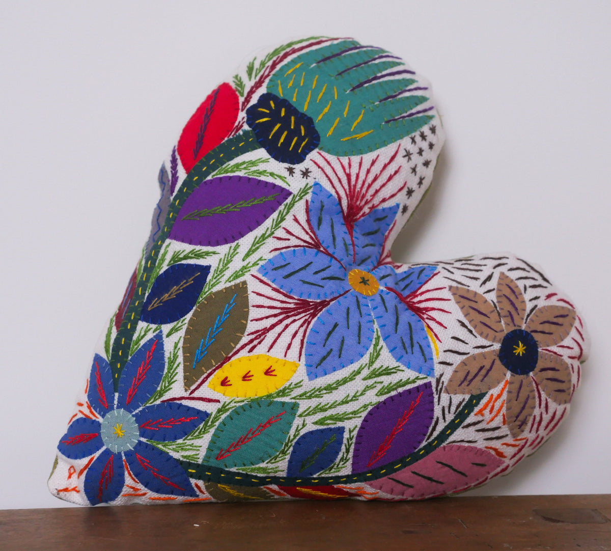 Coussin coeur brodé main en Afrique du Sud