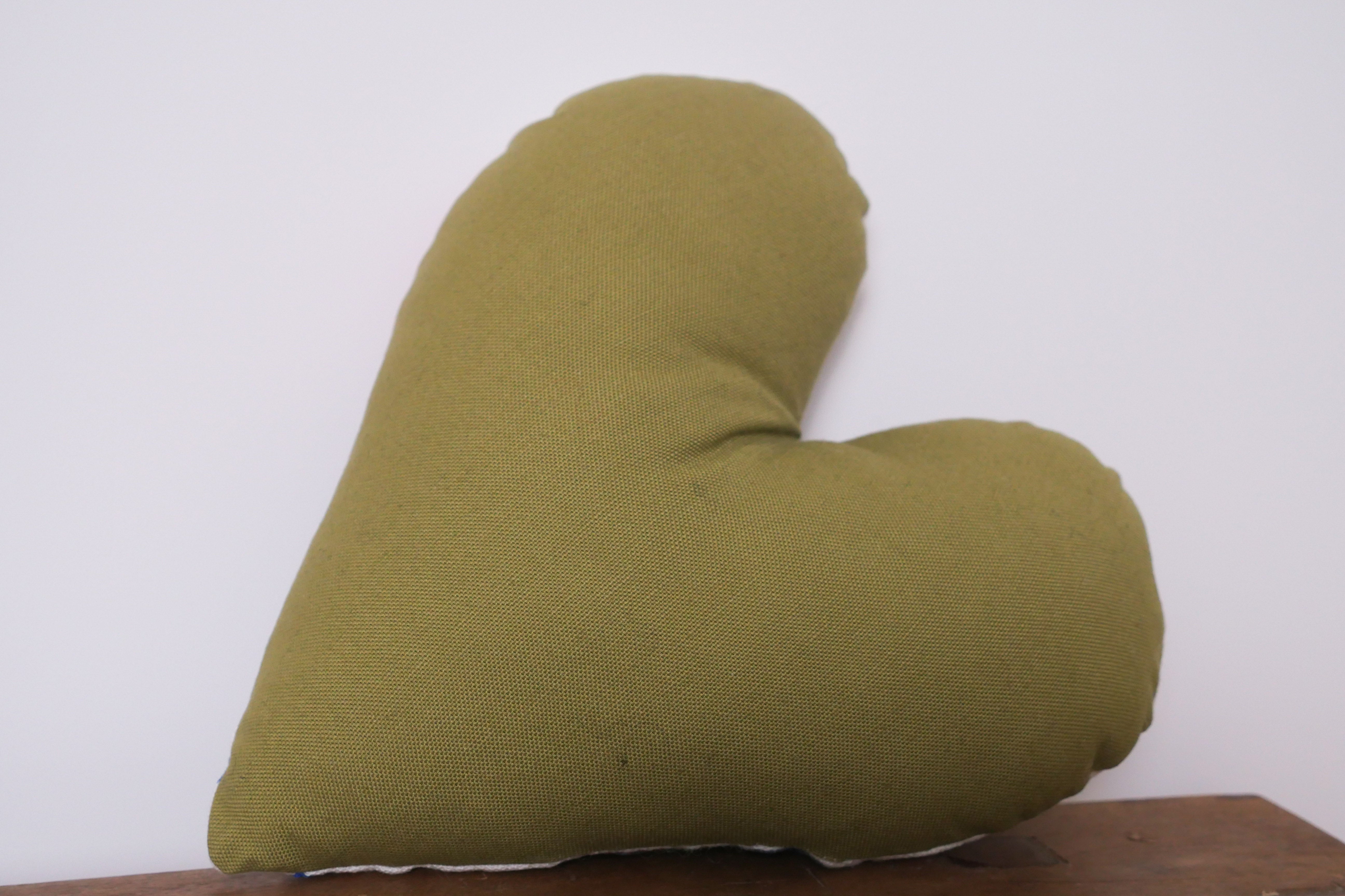 Coussin coeur brodé main en Afrique du Sud