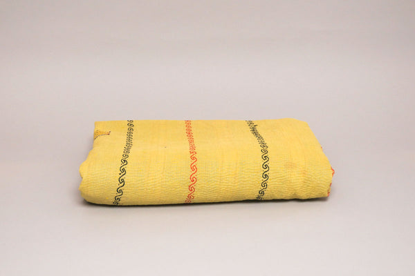 Couvre-lit kantha vintage.  Taille  200x135 cm. Motif floral sur un grand panneau graphique vert clair et lumineux. Verso jaune avec broderie à la main.  Artisanat millénaire de récupération de textiles usés