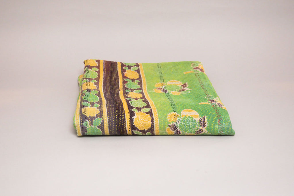Couvre-lit kantha vintage.  Taille  200x135 cm. Motif floral sur un grand panneau graphique vert clair et lumineux. Verso jaune avec broderie à la main.  Artisanat millénaire de récupération de textiles usés