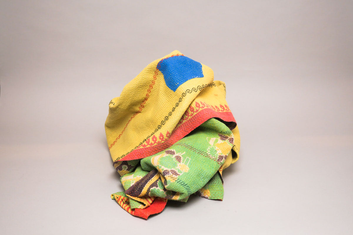 Couvre-lit kantha vintage.  Taille  200x135 cm. Motif floral sur un grand panneau graphique vert clair et lumineux. Verso jaune avec broderie à la main.  Artisanat millénaire de récupération de textiles usés