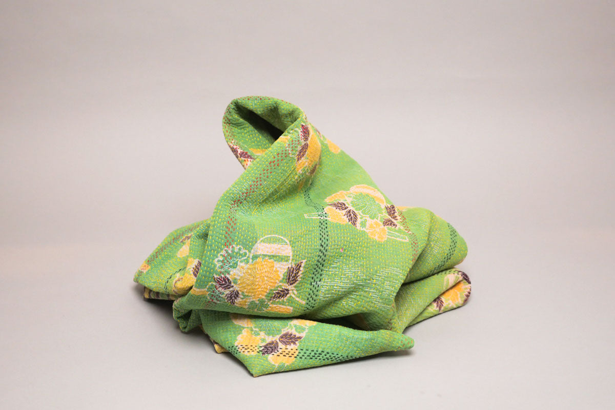 Couvre-lit kantha vintage.  Taille  200x135 cm. Motif floral sur un grand panneau graphique vert clair et lumineux. Verso jaune avec broderie à la main.  Artisanat millénaire de récupération de textiles usés Image principale du produit