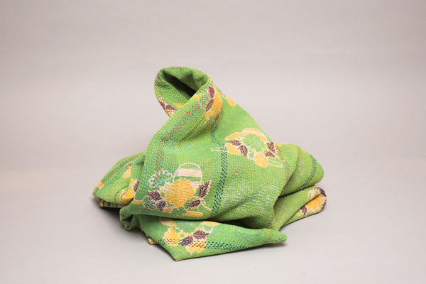 Couvre-lit kantha vintage.  Taille  200x135 cm. Motif floral sur un grand panneau graphique vert clair et lumineux. Verso jaune avec broderie à la main.  Artisanat millénaire de récupération de textiles usés