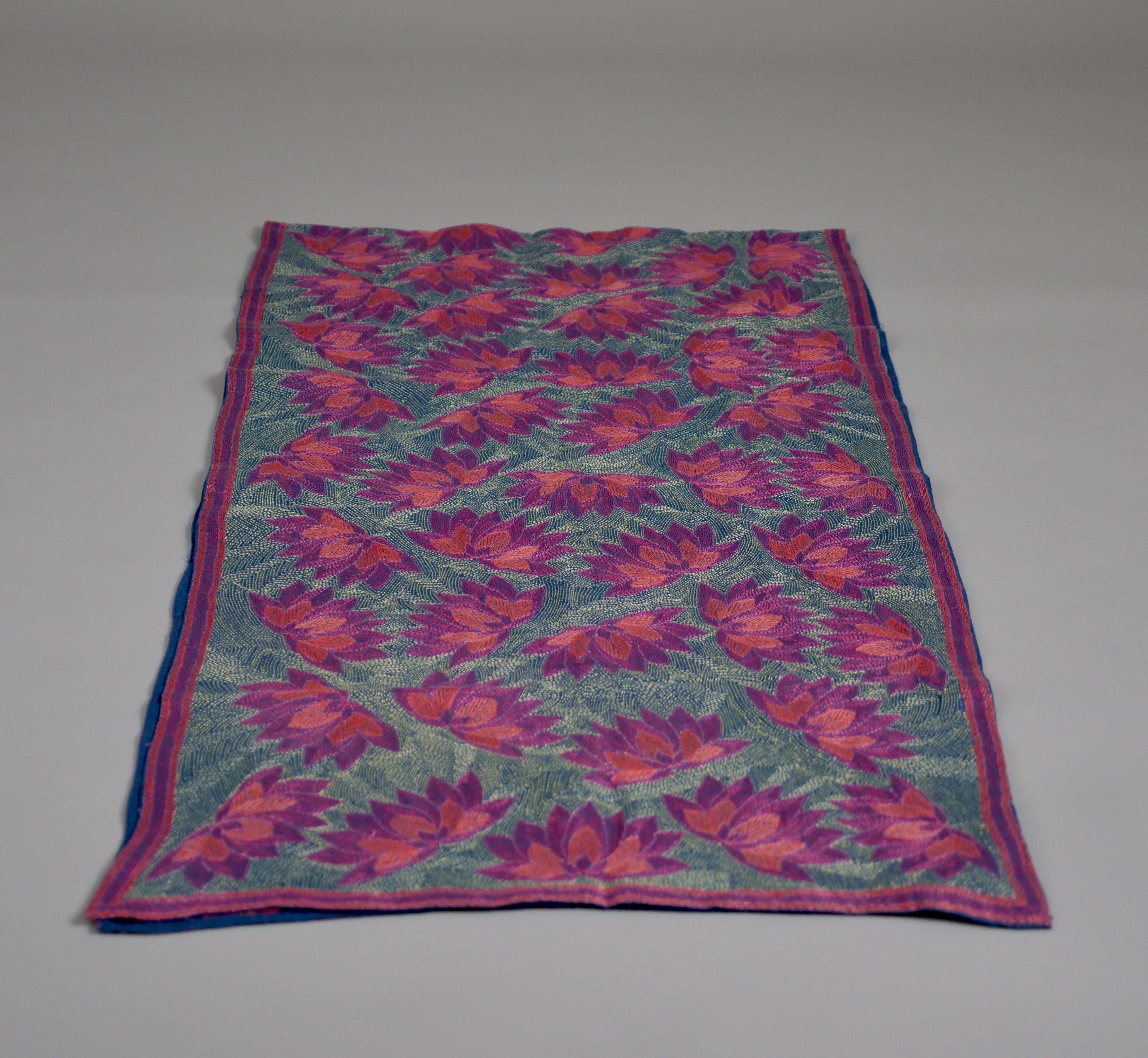 Kantha Indigo, châle brodé main, lotus Image secondaire du produit