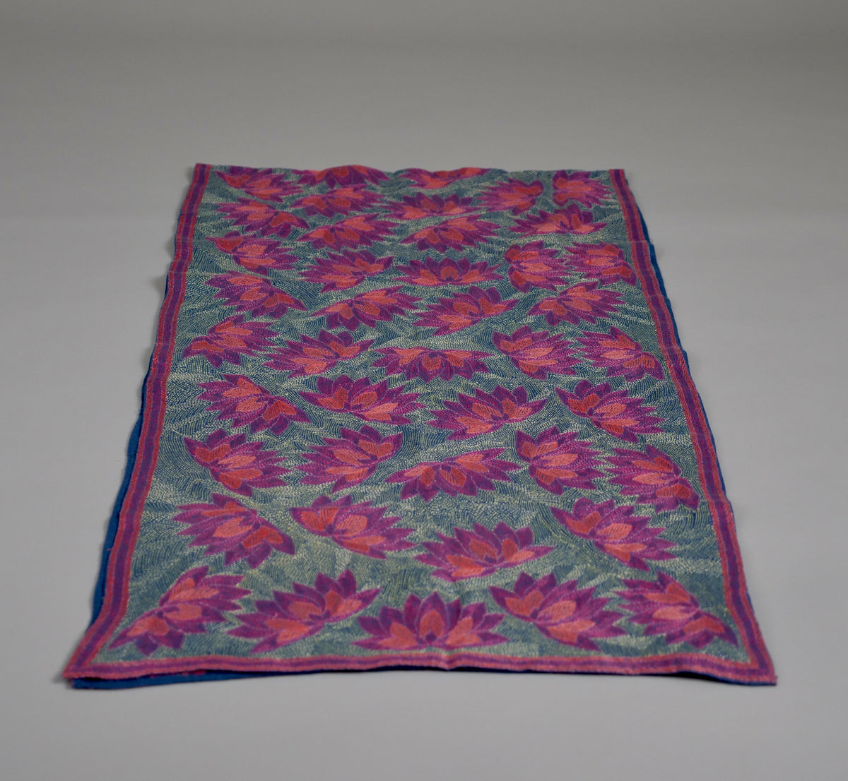 Kantha Brode main en Inde, commerce equitable.
