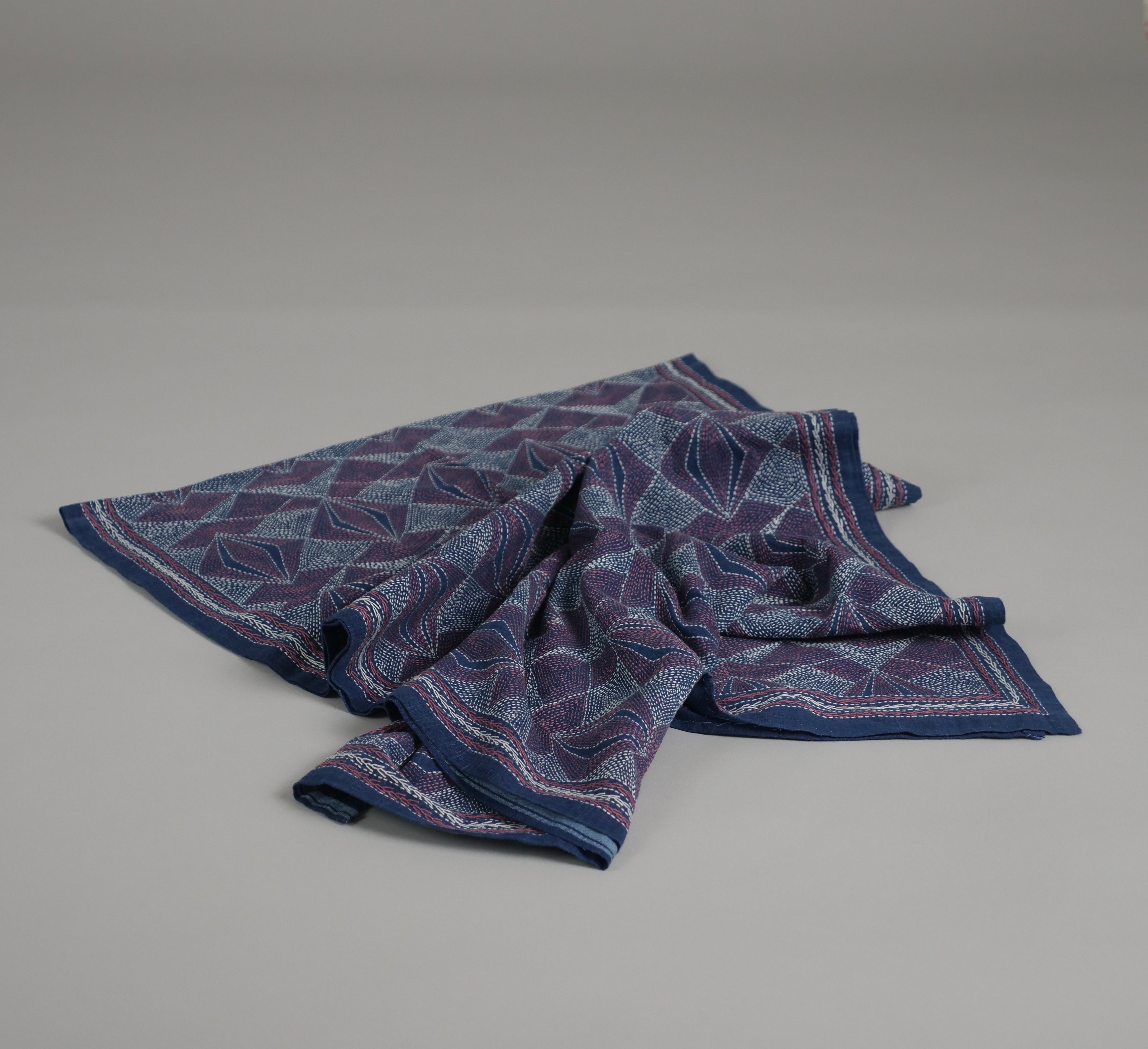 Kantha Indigo, châle brodé main, diamonds Image secondaire du produit