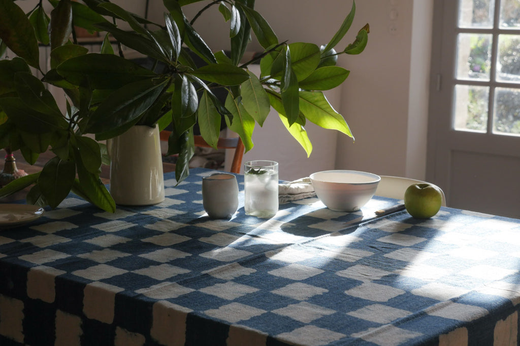  Epais coton couverture tissé à la main, teint avec des motifs carreaux d'indigo dans un style rustique. Peut être utilisé comme jeté, ou comme nappe de table