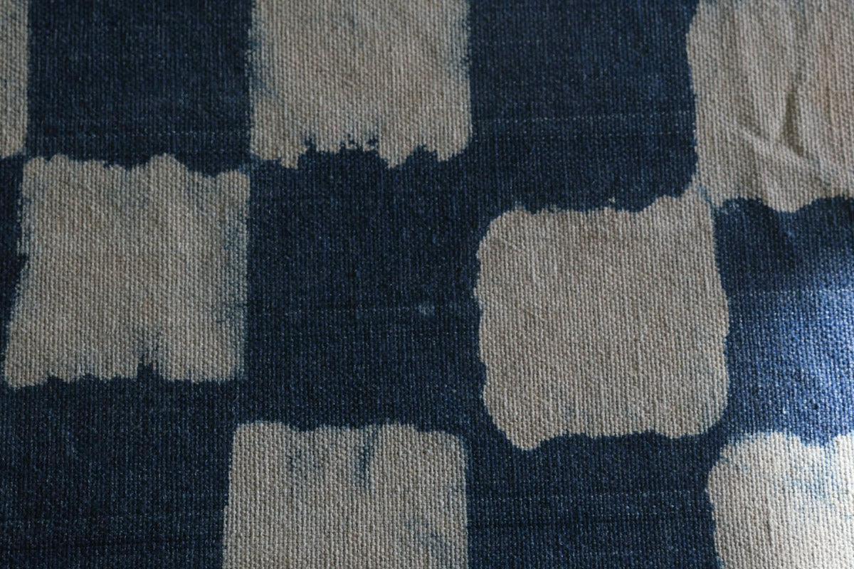  Epais coton couverture tissé à la main, teint avec des motifs carreaux d'indigo dans un style rustique. Peut être utilisé comme jeté, ou comme nappe de table