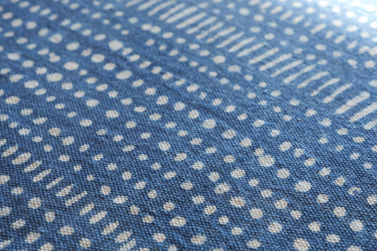  Epais coton couverture tissé à la main, teint avec des motifs carreaux d'indigo dans un style rustique. Peut être utilisé comme jeté, ou comme nappe de table