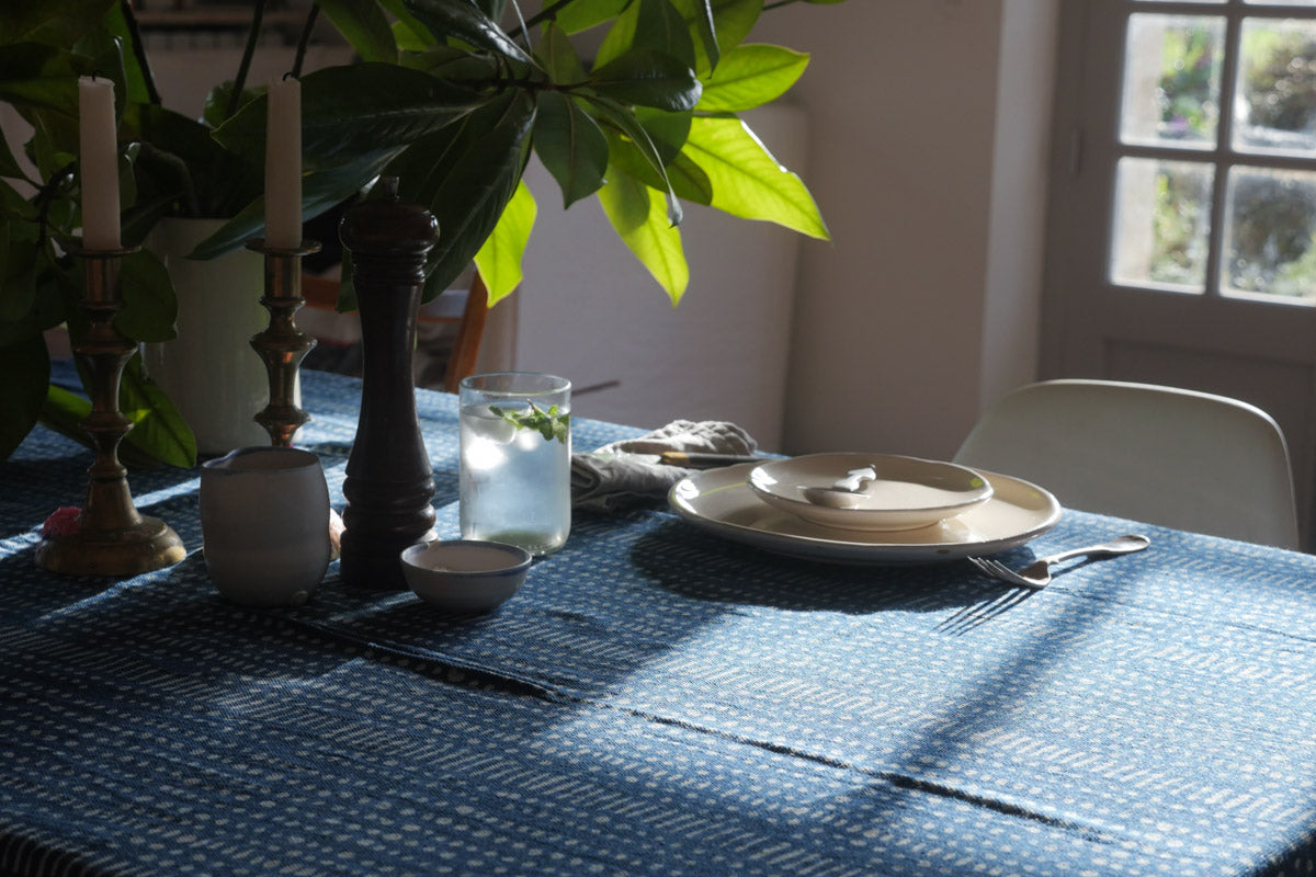  Epais coton couverture tissé à la main, teint avec des motifs carreaux d'indigo dans un style rustique. Peut être utilisé comme jeté, ou comme nappe de table