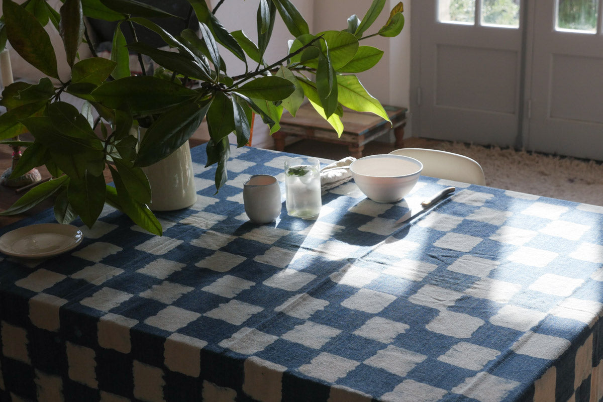  Epais coton couverture tissé à la main, teint avec des motifs carreaux d'indigo dans un style rustique. Peut être utilisé comme jeté, ou comme nappe de table