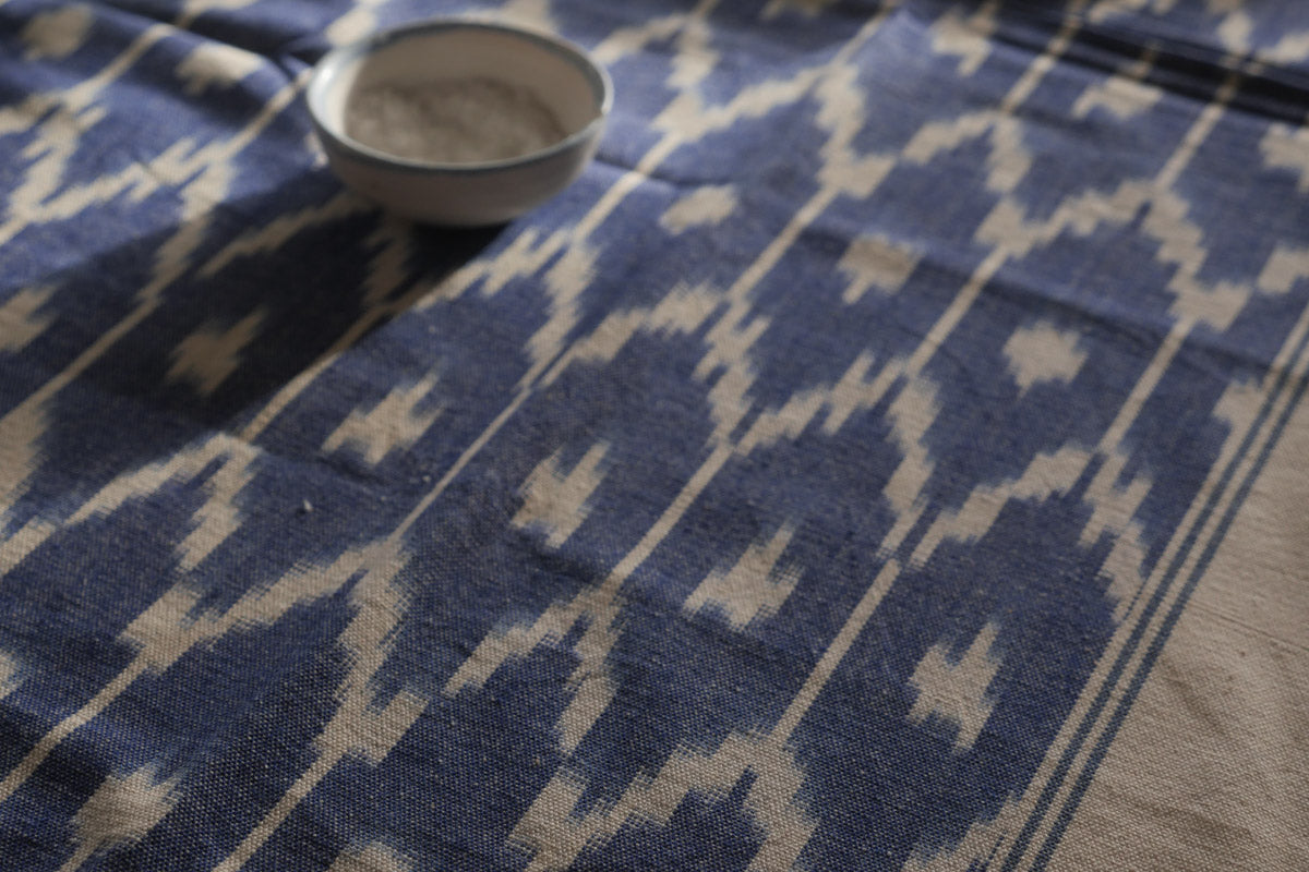  Élégant tissu en coton fabriqué à la main, teint avec des  couleurs naturelles et tissé selon la technique ikat dans le nord de l'Inde. Magnifique utilisé comme nappe de table ou comme couvre-lit. Indigo foncé, bleu/ noir. 