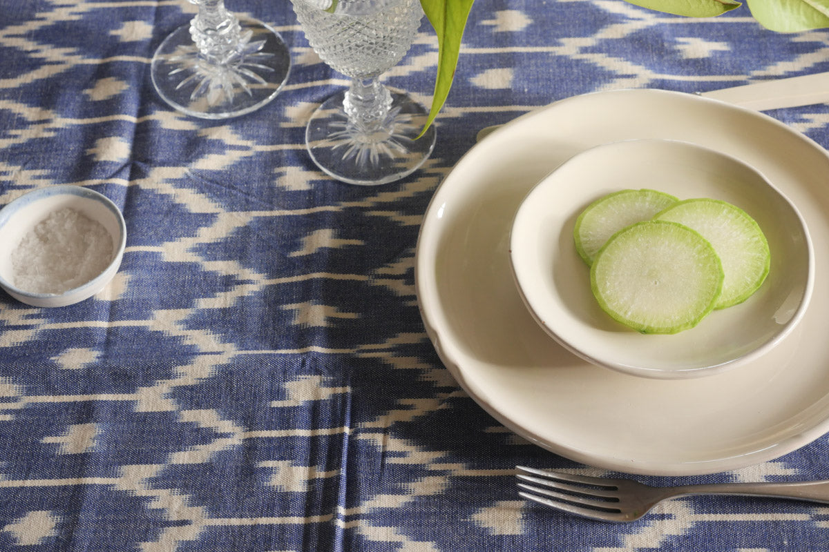  Élégant tissu en coton fabriqué à la main, teint avec des  couleurs naturelles et tissé selon la technique ikat dans le nord de l'Inde. Magnifique utilisé comme nappe de table ou comme couvre-lit. Indigo foncé, bleu/ noir. 