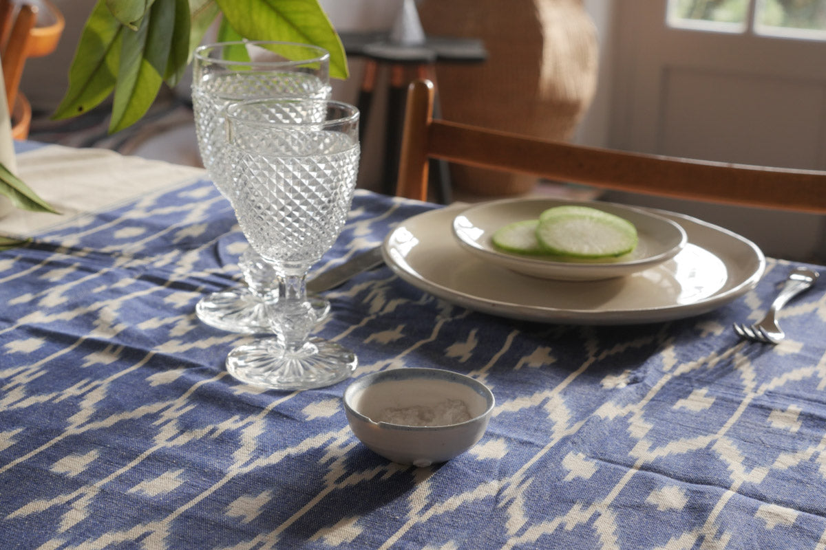  Élégant tissu en coton fabriqué à la main, teint avec des  couleurs naturelles et tissé selon la technique ikat dans le nord de l'Inde. Magnifique utilisé comme nappe de table ou comme couvre-lit. Indigo foncé, bleu/ noir. 