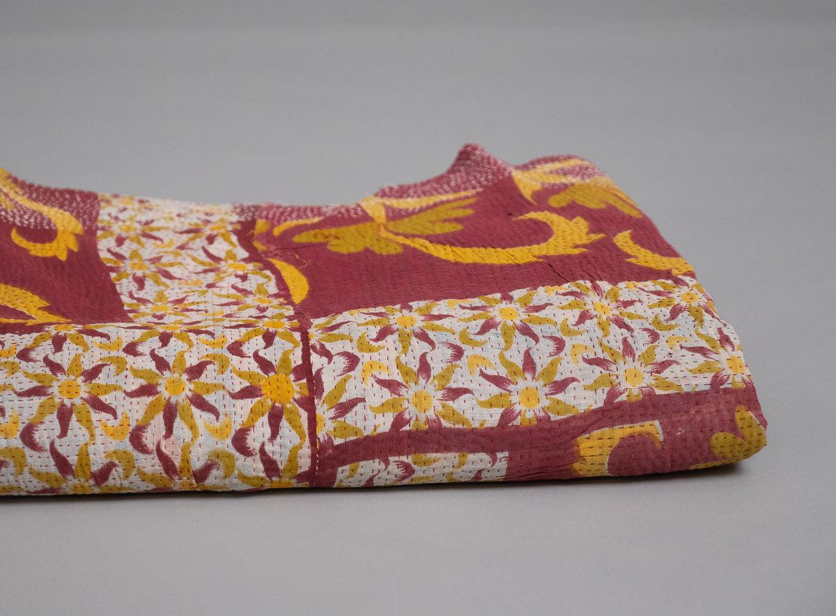 Kantha couvre lit en coton recyclé. Image principale du produit