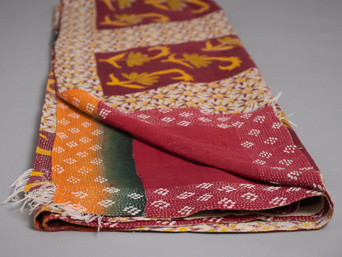 Kantha sari couvre-lit  No.17 "Flame Flower",  coton recyclé brodé à la main