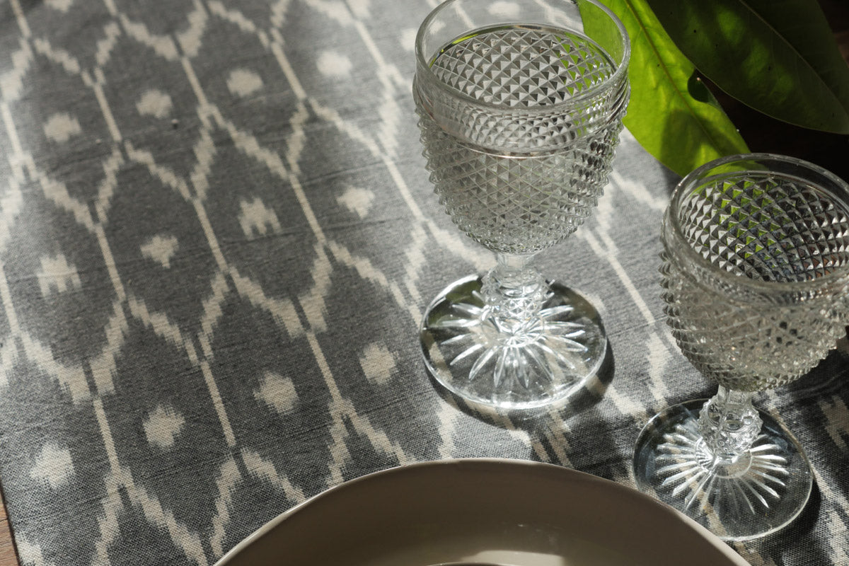  Élégant tissu en coton fabriqué à la main, teint avec des  couleurs naturelles et tissé selon la technique ikat dans le nord de l'Inde. Magnifique utilisé comme nappe de table ou comme couvre-lit.