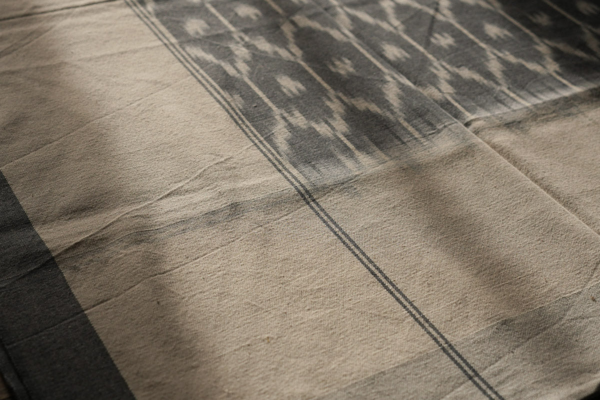  Élégant tissu en coton fabriqué à la main, teint avec des  couleurs naturelles et tissé selon la technique ikat dans le nord de l'Inde. Magnifique utilisé comme nappe de table ou comme couvre-lit.