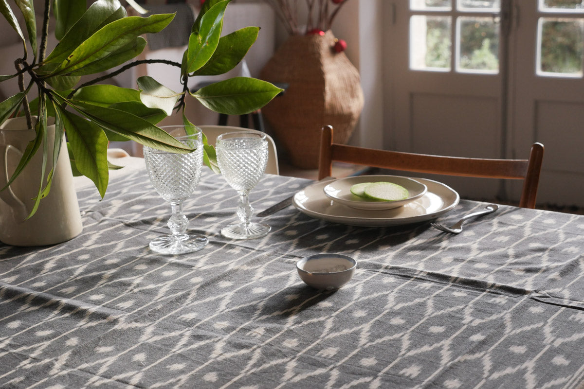  Élégant tissu en coton fabriqué à la main, teint avec des  couleurs naturelles et tissé selon la technique ikat dans le nord de l'Inde. Magnifique utilisé comme nappe de table ou comme couvre-lit.